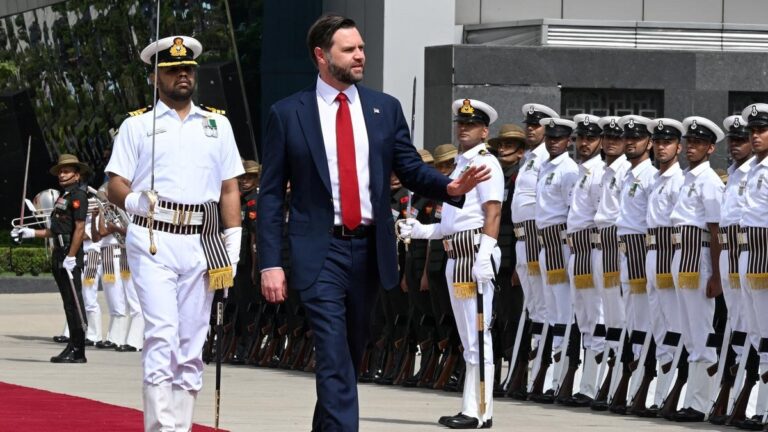 JD Vance India visit: परिवार के साथ दिल्ली पहुंचे अमेरिका के उपराष्ट्रपति जेडी वेंस, दिल्ली में सुरक्षा कड़ी, जानिए शेयडूल