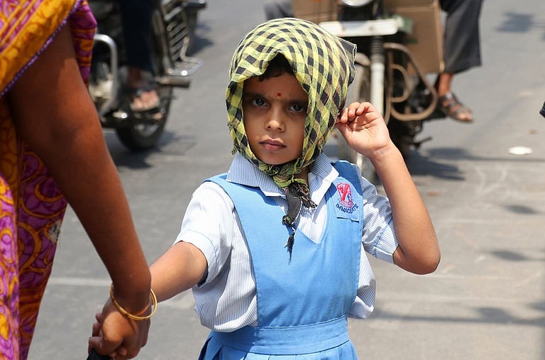 Heatwave Grips India: भीषण गर्मी से लोग बेहाल, झारखंड सरकार ने स्कूल टाइमिंग में किया बदलाव