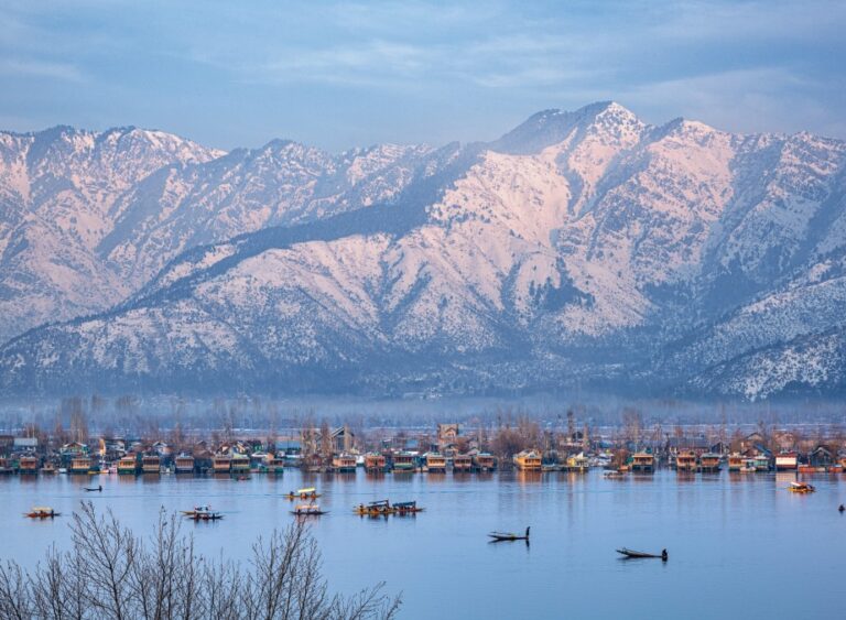 कश्मीर पर्यटनः 105 दिन में पहुंचे 5,25,272 पर्यटक, लोगों के चेहरे पर मुस्कान, इकोनॉमी में बूस्ट