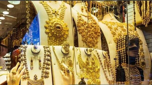 Gold rate today: ₹96000 प्रति 10 ग्राम, आज सोने भाव में गिरावट, चांदी खरीदने वाले को भी मामूली राहत