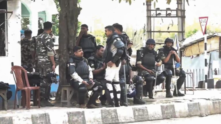 मुर्शिदाबाद की सड़कों पर पसरा सन्नाटा, हिंदुओं का पलायन; जानिए हिंसा में झुलसे इलाके में कैसा है माहौल