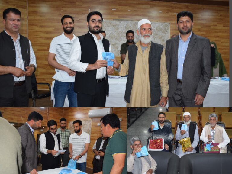 Badgam Kashmir : बडगाम प्रशासन ने हज 2025 के दस्तावेज़ तीर्थयात्रियों को वितरित किए