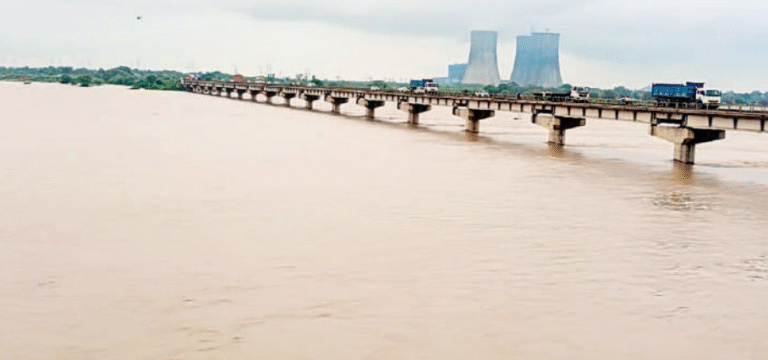 हमीरपुर में यमुना दो व बेतवा नदी एक मी. खतरे के निशान